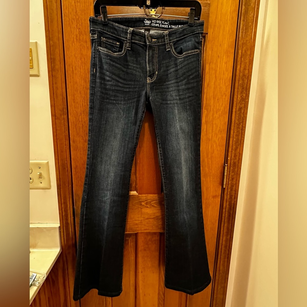 GAP MID RISE FLARE JEANS SIZE 6